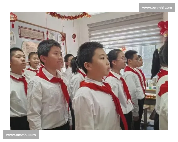 国歌奏响时，他们用身体为孩子撑起晴空