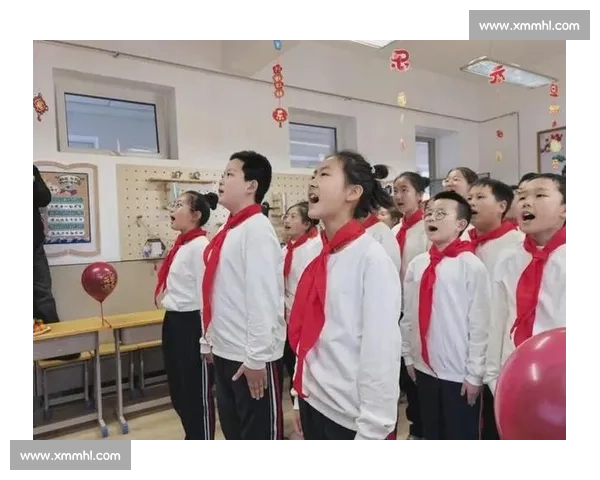 国歌奏响时，他们用身体为孩子撑起晴空